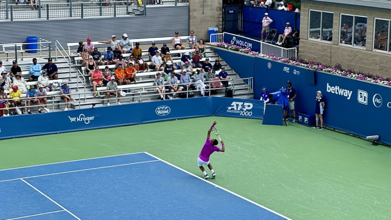 Un joueur de Tennis qui s'appelle Félix Auger-Aliassime et qui joue au tennis, ici sur un terrain dans la ville de Cincinnati aux Etats-Unis