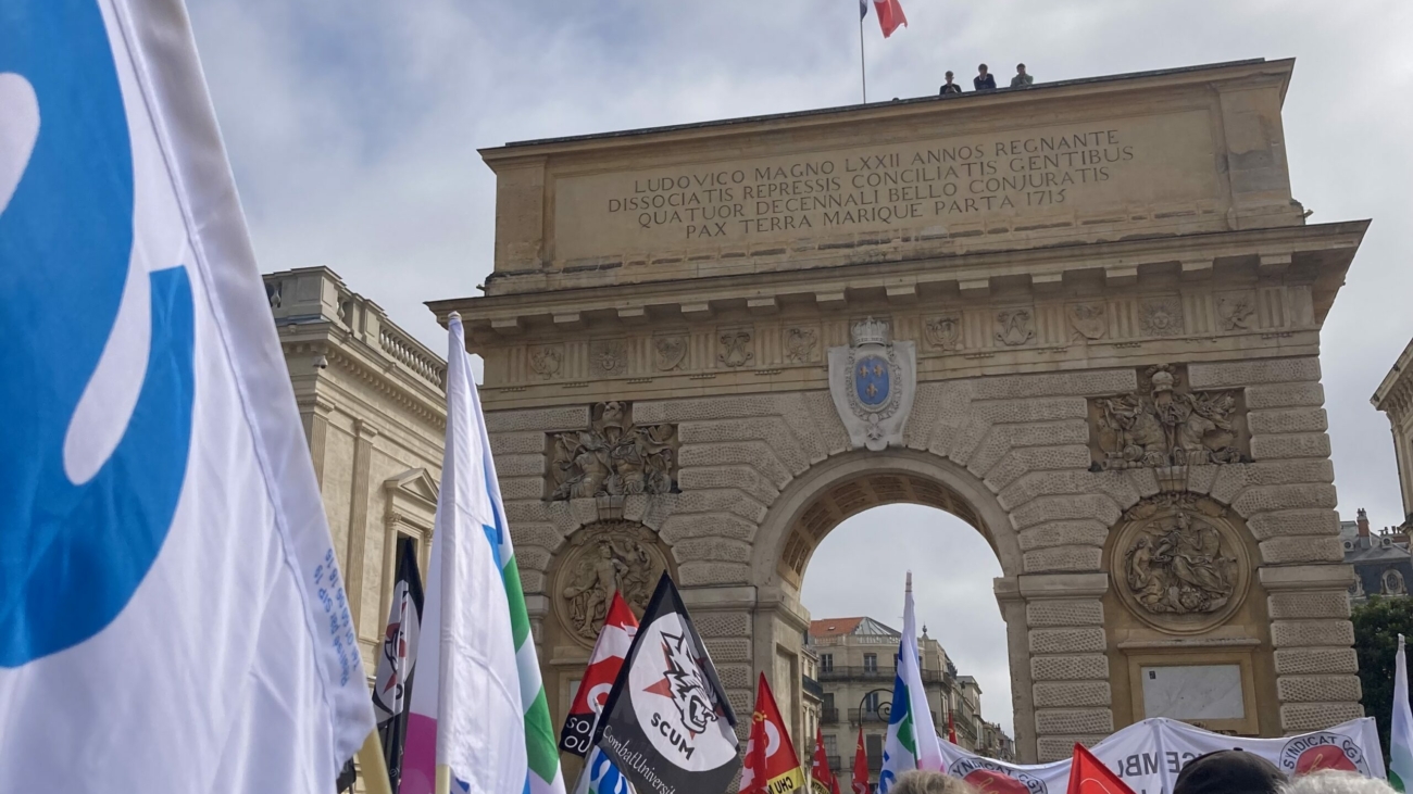 La foule de manifestants devant l'Arc de Triomphe