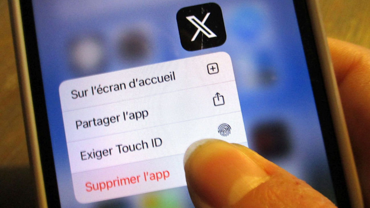Personne supprimant l'application X de son téléphone