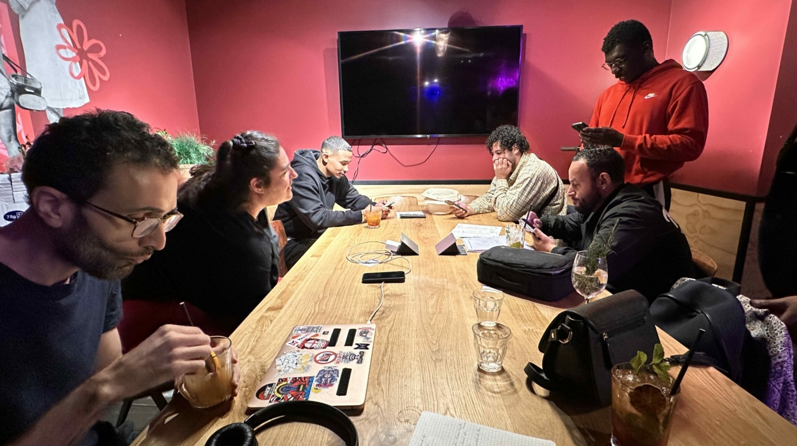 Les coulisses : Alien au milieu à gauche, La Noise au fond à gauche et Erlavo debout en rouge