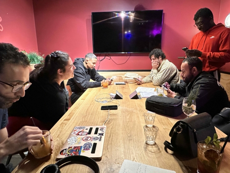 Les coulisses : Alien au milieu à gauche, La Noise au fond à gauche et Erlavo debout en rouge