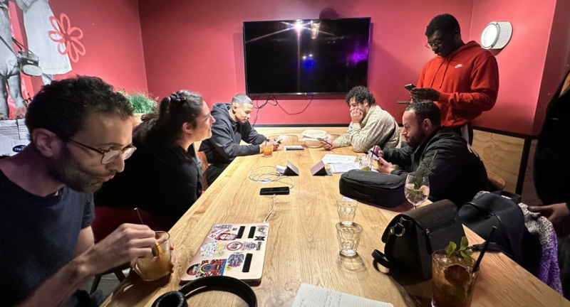 Les coulisses : Alien au milieu à gauche, La Noise au fond à gauche et Erlavo debout en rouge