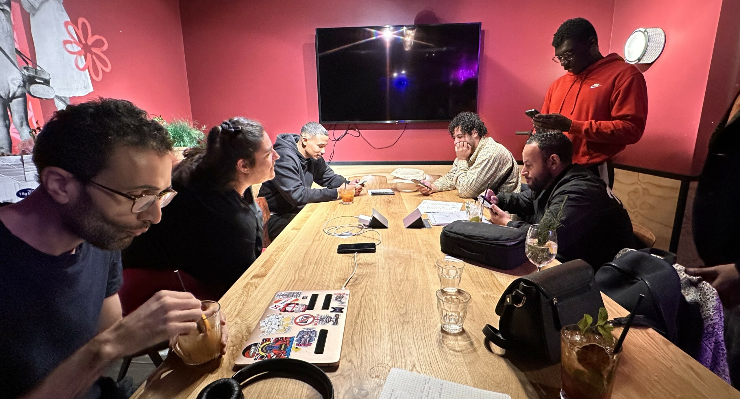 Les coulisses : Alien au milieu à gauche, La Noise au fond à gauche et Erlavo debout en rouge