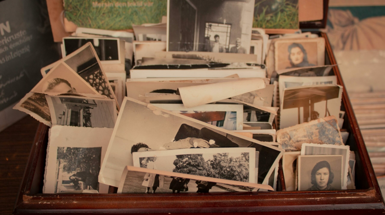 Vieilles photos dans une boîte brune